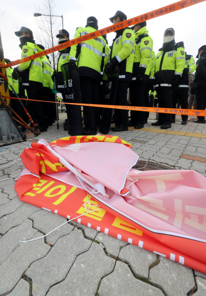 우한 교민 수용 반대 현수막 철거하는 진천 주민들