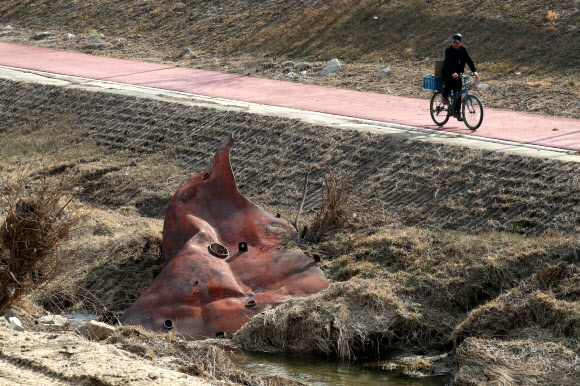 하천에 떨어진 폭발사고 잔해