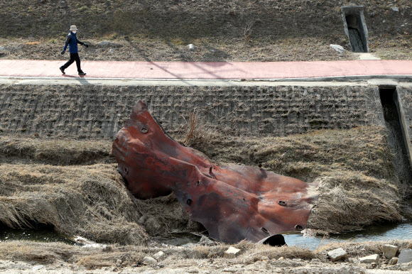 하천에 떨어진 폭발사고 잔해