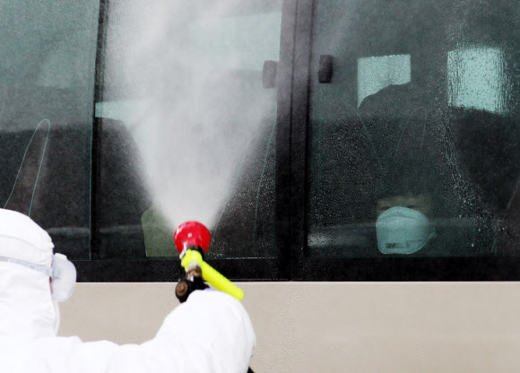 ‘엄마 뿌리는게 뭐야?’