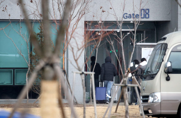 수용시설 향하는 우한 교민들