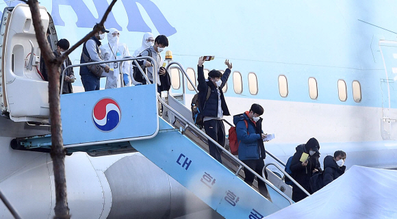 중국 후베이성 우한과 인근에서 철수하는 한국인 367명을 실은 정부 전세기가 31일 오전 김포공항에 도착 교민들이 내리고 있다.2020.1.31 박윤슬 기자 seul@seoul.co.kr