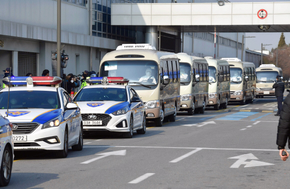 31일 오전 서울김포비즈니스항공센타에 귀국한 중국 우한 교민들이 버스를 타고 공항을 나서 격리시설로 향하고 있다.2020.1.31 박윤슬 기자 seul@seoul.co.kr