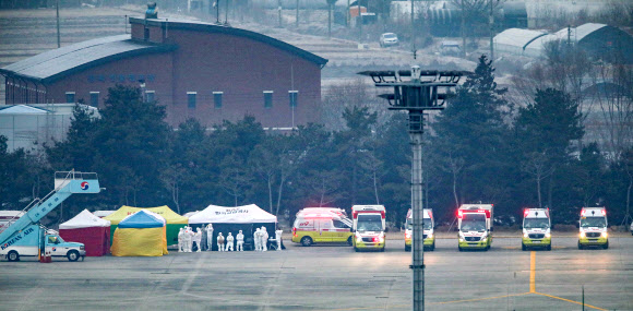 검역 대기 중인 방역 요원들