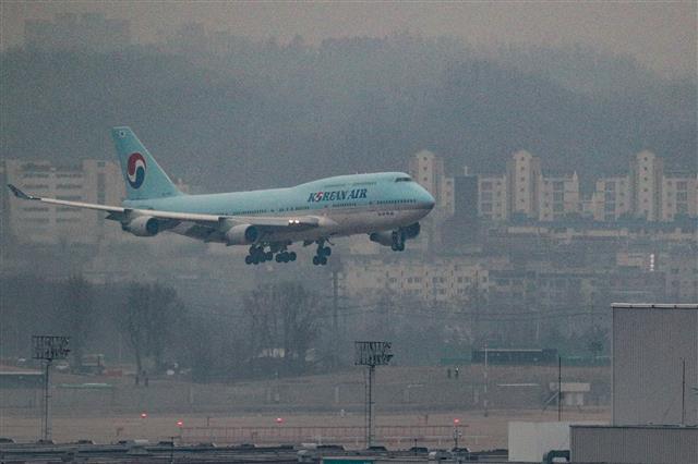 ‘우한 교민’ 수송 2차 전세기 김포공항 도착