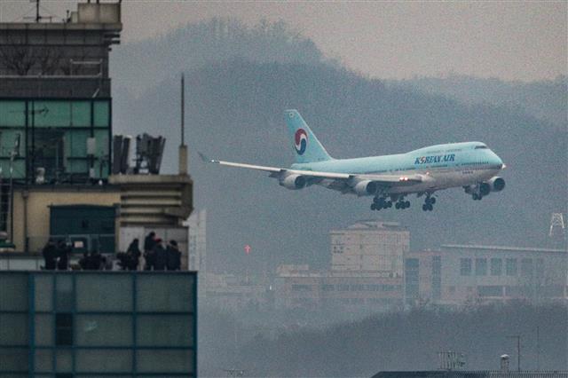 우한 교민 330명 탄 2차 수송기 김포공항 도착