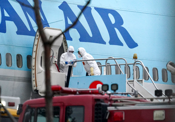 중국 후베이성 우한에 머무르던 교민들을 태운 정부의 두 번째 전세기가 1일 오전 김포공항에 도착해 관계자들이 검역 준비를 하고 있다 연합뉴스
