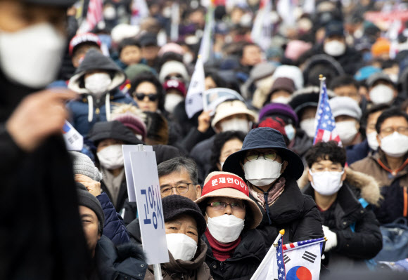 마스크 착용한 집회 참가자들