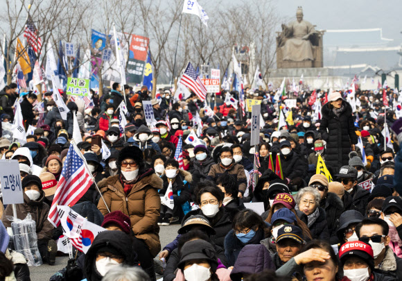 마스크 착용한 집회 참가자들