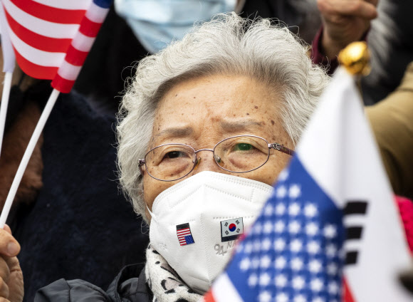 마스크 착용한 집회 참가자들