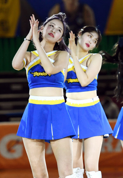 31일 잠실실내체육관에서 열린 2019-2020 프로농구 서울 삼성과 전주 KCC의 경기에서 삼성 치어리더가 흥겨운 공연을 하고 있다. 2020. 1. 31.  잠실 박진업 기자 upandup@sportsseoul.com