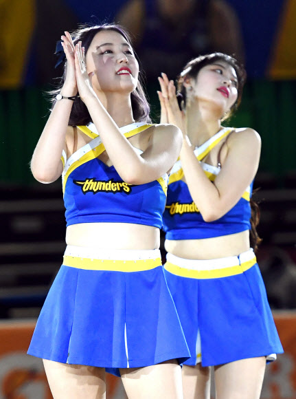 31일 잠실실내체육관에서 열린 2019-2020 프로농구 서울 삼성과 전주 KCC의 경기에서 삼성 치어리더가 흥겨운 공연을 하고 있다. 2020. 1. 31.  잠실 박진업 기자 upandup@sportsseoul.com