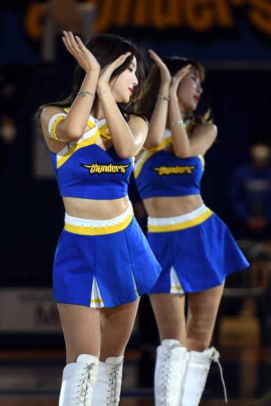 31일 잠실실내체육관에서 열린 2019-2020 프로농구 서울 삼성과 전주 KCC의 경기에서 삼성 치어리더가 흥겨운 공연을 하고 있다. 2020. 1. 31.  잠실 박진업 기자 upandup@sportsseoul.com