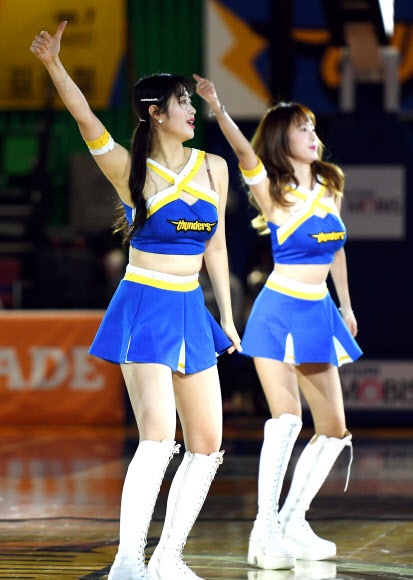 31일 잠실실내체육관에서 열린 2019-2020 프로농구 서울 삼성과 전주 KCC의 경기에서 삼성 치어리더가 흥겨운 공연을 하고 있다. 2020. 1. 31.  잠실 박진업 기자 upandup@sportsseoul.com