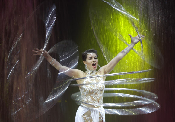 지난달 31일(현지시간) 벨라루스 민스크의 벨라루스국립서커스극장에서 “워터 엑스트래버갠저. 판타지 파크(Water extravaganza. Fantasy park)” 공연 리허설이 펼쳐지고 있다. AP 연합뉴스