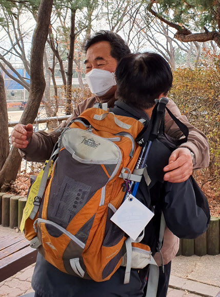 시민과 인사하는 이낙연 전 국무총리