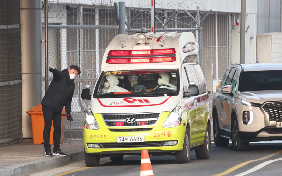 신종 코로나바이러스 감염증 발원지로 봉쇄된 우한에서 교민들이 도착한 31일 오전 서울 김포공항에서 구급차가 나오고 있다.  2020.1.31 박윤슬 기자 seul@seoul.co.kr
