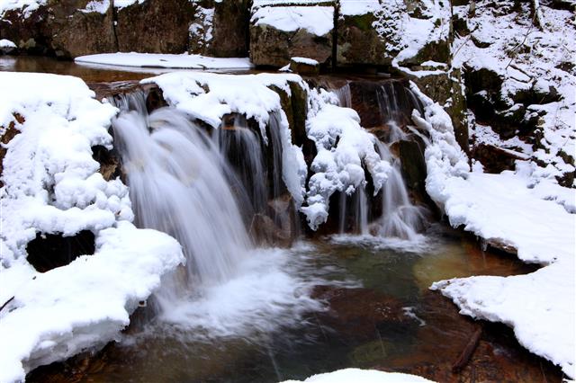 ‘겨울 폭포수’