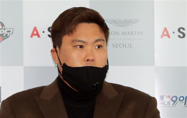 마스크 쓰고 인터뷰하는 류현진