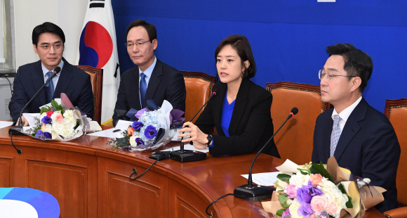 고민정 전 대통령비서실 대변인이 2일 국회에서 열린 더불어민주당 입당 기자회견에서 취재진 질문에 답변하고 있다. 이날 고 전 대변인, 한준호 전 MBC 아나운서, 박무성 전 국제신문 대표이사 사장, 박성준 전 JTBC보도총괄 아나운서 팀장이 더불어민주당에 입당했다. 2020.2.2 오장환 기자 5zzang@seoul.co.kr