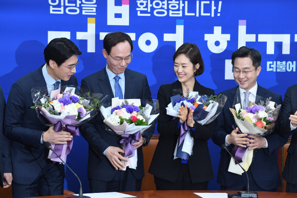 2일 국회에서 열린 더불어민주당 입당 기자회견에서 한준호 전 MBC 아나운서(왼쪽부터), 박무성 전 국제신문 대표이사 사장, 고민정 전 대통령비서실 대변인, 박성준 전 JTBC보도총괄 아나운서 팀장이 입당 축하 꽃다발을 들고 미소를 짓고 있다. 2020.2.2 오장환 기자 5zzang@seoul.co.kr