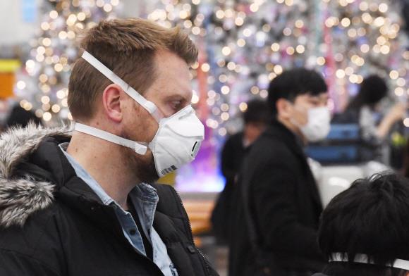 신종 코로나바이러스 감염증이 확산되는 가운데 마스크를 쓴 외국인의 모습. 서울신문 DB