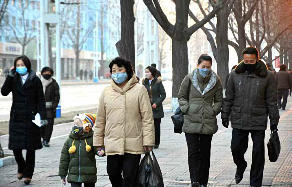 북한 보건당국은 신형 코로나 바이러스 감염증이 국내로 전파되지 않도록 예방과 방역 작업에 사활을 걸고 있다고 노동당 기관지 노동신문이 3일 보도했다. 북한 주민들이 마스크를 쓰고 거리를 지나고 있다. 2020.2.3 노동신문 홈페이지 캡처