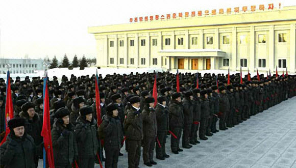 전국 청소년 학생들이 지난 2일 삼지연시 김정일 국방위원장 동상 앞에서 백두산밀영고향집 답사행군 출발모임을 열었다고 노동당 기관지 노동신문이 3일 보도했다. 2020.2.3  노동신문 홈페이지 캡처