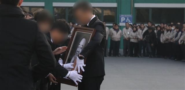 3일 오전 경남 김해시 안동 태광실업에서 故 박연차 태광실업 회장 유족들이 영정사진을 들고 있다. 2020.2.3 뉴스1