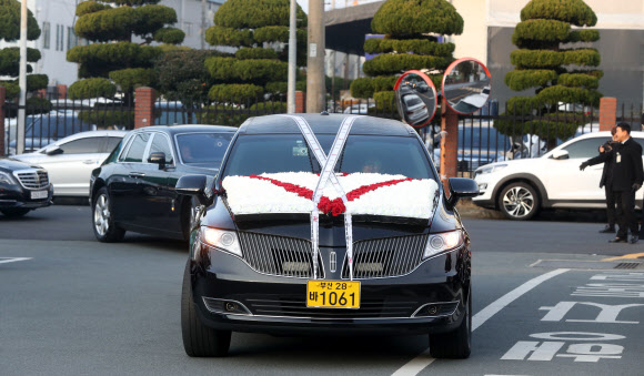 고 박연차 태광실업 회장 운구 차량이 3일 오전 경남 김해시 안동 태광실업으로 들어오고 있다. 2020.2.3  연합뉴스