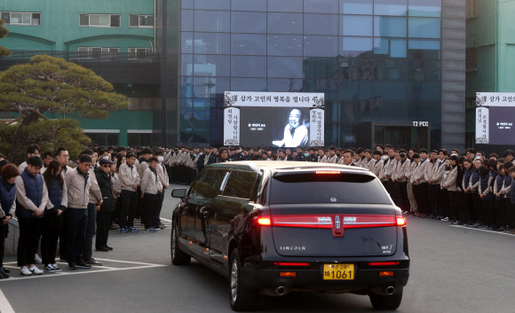 고 박연차 태광실업 회장 운구 차량이 3일 오전 경남 김해시 안동 태광실업으로 들어오고 있다. 2020.2.3  연합뉴스