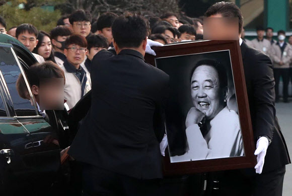 고 박연차 태광실업 회장 운구 차량이 3일 오전 경남 김해시 안동 태광실업에 도착, 유족이 영정을 들고 있다. 2020.2.3  연합뉴스