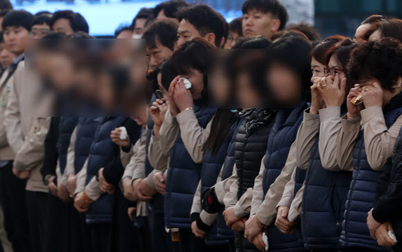 고 박연차 태광실업 회장 운구 차량이 3일 오전 경남 김해시 안동 태광실업에 도착하자 직원이 슬퍼하고 있다. 2020.2.3  연합뉴스