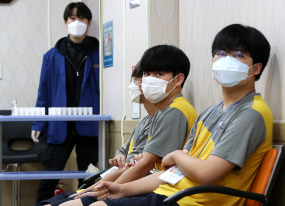 2020년도 첫 병역판정검사가 실시된 3일 오전 서울 영등포구 서울지방병무청에서 마스크를 착용한 병역 의무자들이 채혈한 뒤 대기하고 있다. 2020.2.3  연합뉴스