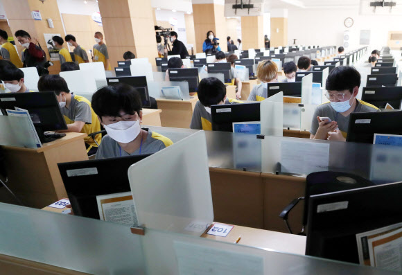 2020년도 첫 병역판정검사가 실시된 3일 오전 서울 영등포구 서울지방병무청에서 마스크를 착용한 병역 의무자들이 심리검사를 받고 있다. 2020.2.3  연합뉴스