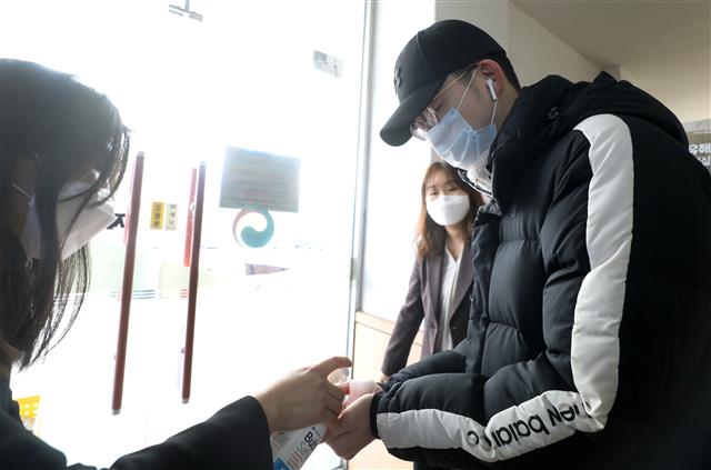 올해 첫 병역판정검사가 실시된 3일 오전 서울 영등포구 여의대방로 서울지방병무청 제1병역판정검사장에서 병역대상자들이 출입문을 지나기 전 손소독을 하고 있다. 2020.2.3 뉴스1