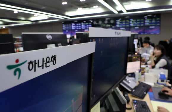 KEB하나은행이 ‘하나은행’으로 사명을 바꾼 3일 서울 중구 을지로 하나은행 딜링룸의 모니터에 ‘KEB’를 뗀 사명이 붙어 있다.   2015년 9월 옛 외환은행(영문명 ‘KEB’)과 통합해 출범한 지 4년 5개월 만이다. 2020.2.3  연합뉴스