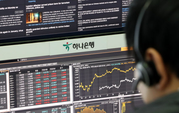 KEB하나은행이 ‘하나은행’으로 사명을 바꾼 3일 서울 중구 을지로 하나은행 딜링룸의 모니터에 ‘KEB’를 뗀 사명이 붙어 있다.   2015년 9월 옛 외환은행(영문명 ‘KEB’)과 통합해 출범한 지 4년 5개월 만이다. 2020.2.3  연합뉴스