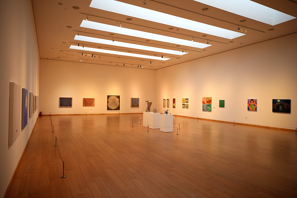 현대미술의 거장 오승우 화백의 뛰어난 작품들을 감상 할 수 있는 미술관 내부 모습.
