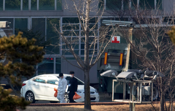 3일 오전 충남 아산시 사초동 우한교민 임시생활시설인 경찰인재개발원 생활관에서 근무자들이 개인생활용품을 비닐에 모아 들고 다니고 있다. 2020.2.3 연합뉴스