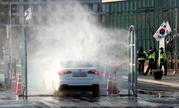 3일 오전 신종 코로나바이러스 감염증 발생지인 중국 후베이성 우한 지역 교민이 격리 수용된 충북 진천군 국가공무원인재개발원을 오가는 차량 방역이 이뤄지고 있다. 2020.2.3  연합뉴스