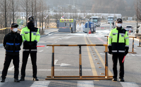 3일 오전 신종 코로나바이러스 감염증 발생지인 중국 후베이성 우한 지역 교민이 격리 수용된 충북 진천군 국가공무원인재개발원을 경찰이 경비하고 있다. 2020.2.3  연합뉴스