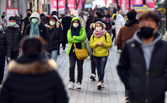 절기상 입춘을 하루 앞두고 반짝 추위가 찾아온 3일 서울 중구 명동에서 행인들이 두꺼운 외투를 입고 걷고 있다. 박윤슬 기자 seul@seoul.co.kr