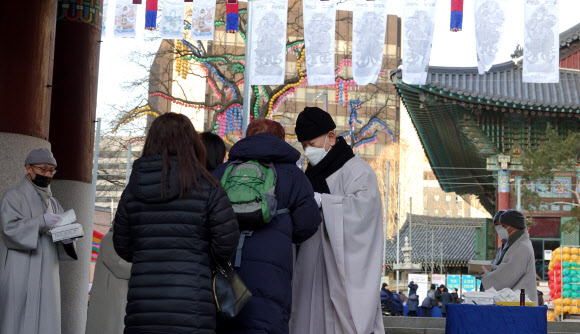 마스크 나눠주는 조계사 주지 지현 스님