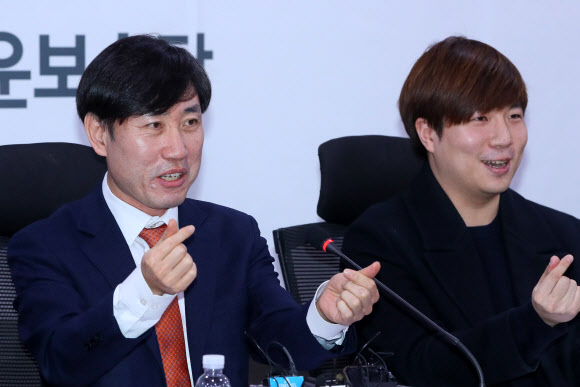 악수 대신 ‘손가락하트’ 인사