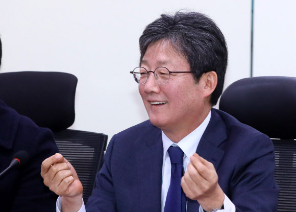 악수 대신‘손가락 하트 인사’