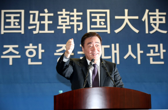 답하는 싱하이밍 대사