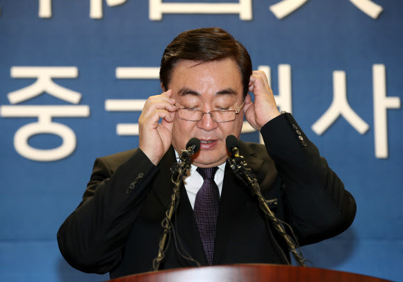 안경 고쳐쓰는 싱하이밍 대사