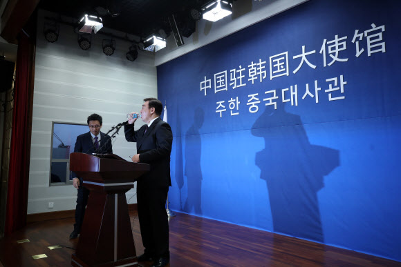 물 마시는 싱하이밍 대사