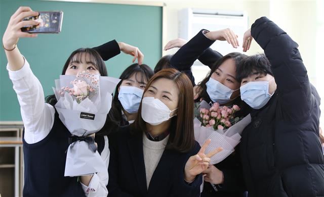 졸업식 마스크 쓴 스승과 제자